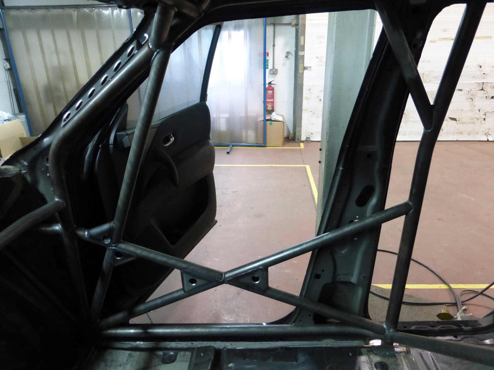 Kit de jaula de seguridad multipunto T45 para NISSAN Patrol Y62 Internacional. Certificado por la FIA