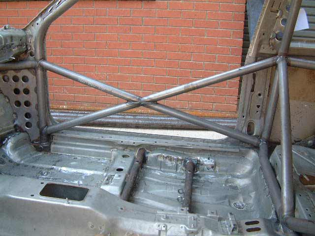 Kit de jaula antivuelco multipunto CDS internacional para Volkswagen Golf Mk4. Certificado por la FIA.