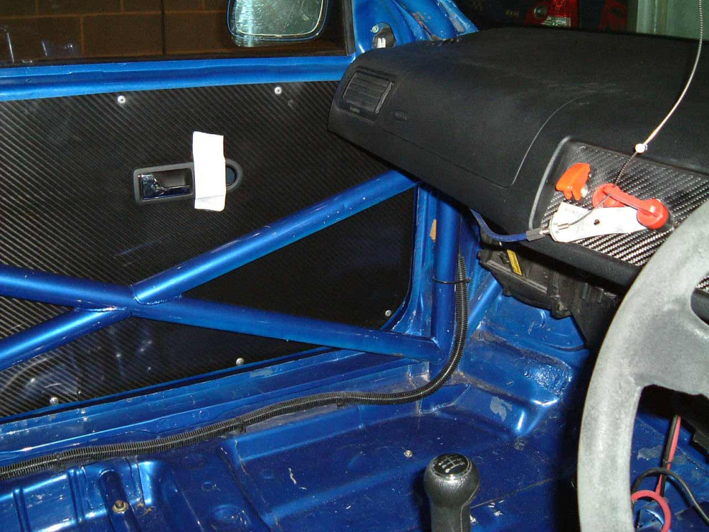 Kit de jaula antivuelco multipunto internacional T45 para Volkswagen Golf Mk4 R32. Certificado por la FIA.