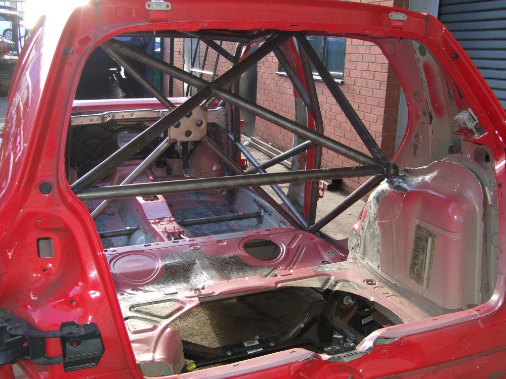 Kit de jaula antivuelco multipunto internacional T45 para Volkswagen Golf Mk5. Certificado por la FIA.